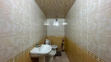 ул пушкина: 📍 ж/м Алтын Ордо 🔘5-комнатный 🔘Этажи 2 🔘225м² На продаже просторный — 8