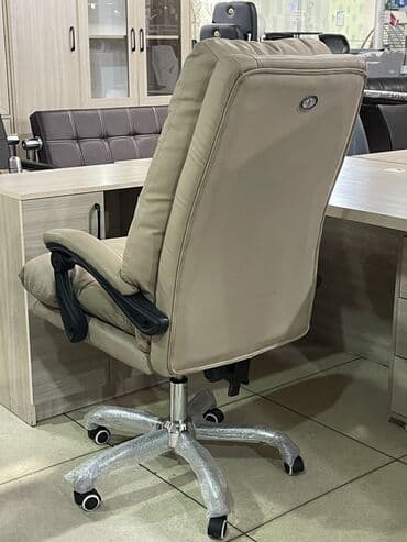 реклайнеры: Офисное кресло руководителя с выдвижной подставкой для ног позволяет — 7