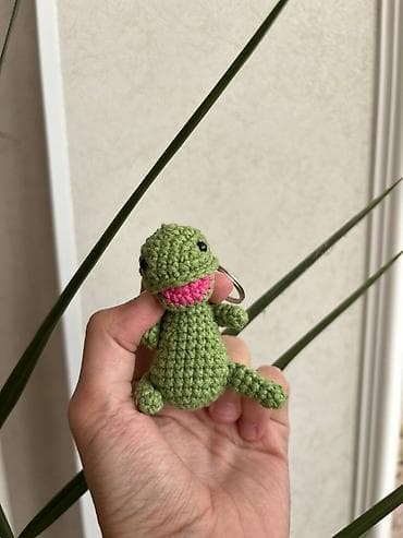 Брелок-игрушка «Динозаврик» амигуруми, ручная работа. В единственном at lalafo.kg Брелок-игрушка «Динозаврик» амигуруми, ручная работа. В единственном