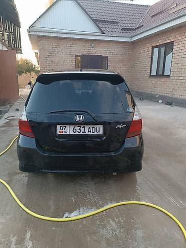 Honda Fit: 2005 г., 1.3 л, Автомат, Бензин, Седан — 2