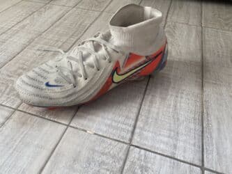 срочно продаю в связи с переездом: Продам Бутсы Nike phantomluna 41 размера, отлично сидит на стопе, шипы — 4