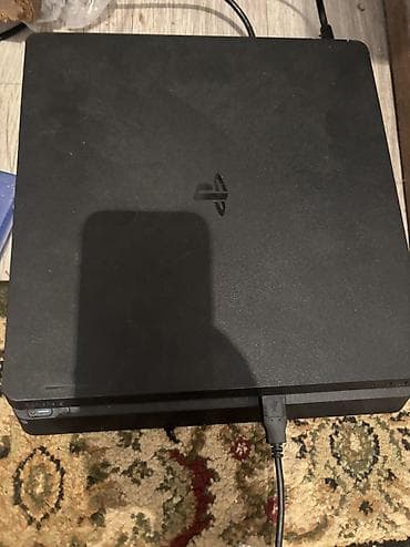 Продается PS4 slim, Американская версия нужно будет докупить