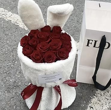 Товары для праздников: Светящийся зайчий букет Подарочная композиция из роз в мягкой — 1