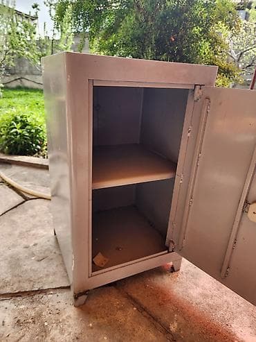 сейф офисная мебель: Металлический шкаф-сейф с замком и ключом - Материал: сталь — 3