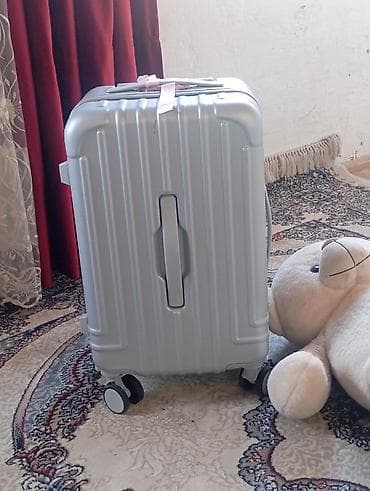 Чемодан, Новый, Материал: Пластик, Средний (40 - 70 л), Вращающиеся колеса на 360°