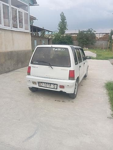 китайская маленькая машина: Компактный 5‑дверный городской хэтчбек, белый цвет. Основные — 8