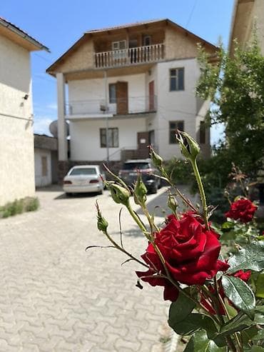 Гостевой дом с озеленённым двором и парковкой. Описание: - Два