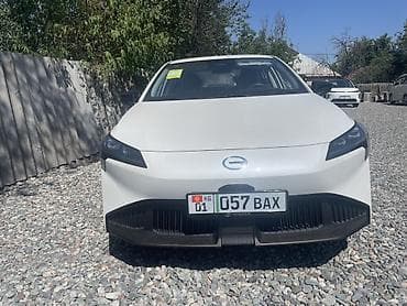GAC: Абсолютно новый Электромобиль GAC Aion S Plus, белый седан. Запас хода — 2