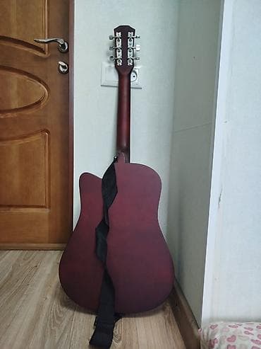 ретро радио: Акустическая гитара с вырезом (cutaway) формата дредноут — 3