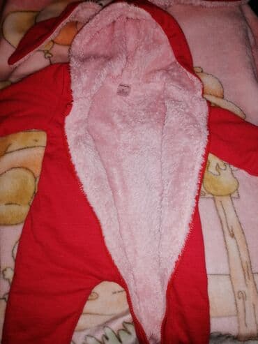 детский зимний комбез для новорождённых: Детские тёплые и на межсезонье комбезы б/у. Состояние хорошее. На — 6
