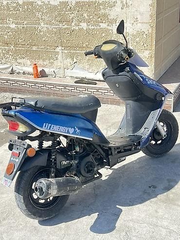 Скутер Sky (сине‑черный), бензиновый, 2‑местный. Основные