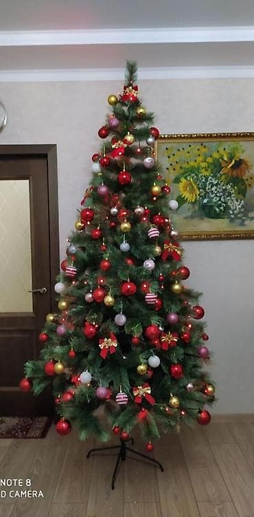 Искусственная новогодняя ёлка высотой 2.80 см. Высота регулируется