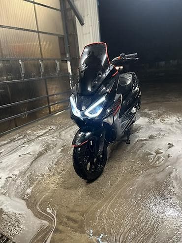 gsx 200: Скутер/макси-скутер 150–200 см³ (визуально класс GT), черный с — 1
