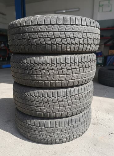 шины зимные: Комплект автомобильных шин (4 шт.) с направленным зимним рисунком — 1