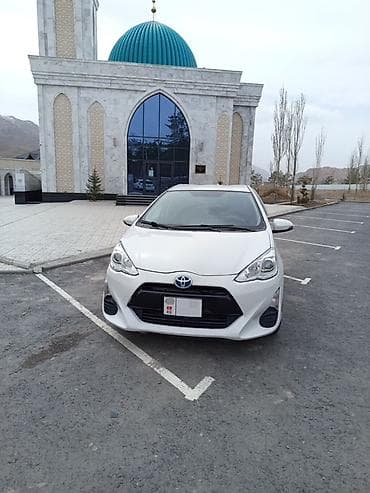 Toyota Aqua: 2016 г., 1.5 л, Вариатор, Гибрид, Хэтчбэк at lalafo.kg Toyota Aqua: 2016 г., 1.5 л, Вариатор, Гибрид, Хэтчбэк