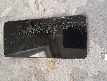 pixel 5: Смартфон с разбитым экраном (видны трещины по верхней части). Черный — 1