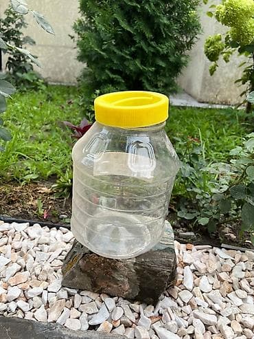 Прозрачная пластиковая банка с широкой горловиной и жёлтой
