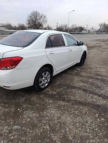 BYD: BYD e5 — электрический седан белого цвета. Ключевые особенности: - — 3