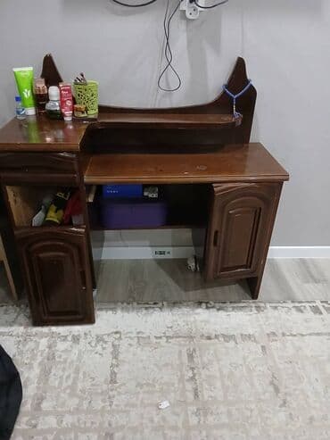 матрас полуторка: Двух спальная кровать. Вместе с матрасом 150на200
И тумбочка — 3