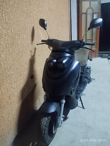 комутатор на скутер: Скутер чёрный цвет. Особенности и комплектация: - Передняя оптика — 2