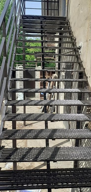 Тепкичтер жана тетиктер заказ менен: Темир тепкич Тышкы буюм, Тепкичтин формасы: Түз, Стиль: Модерн — 1