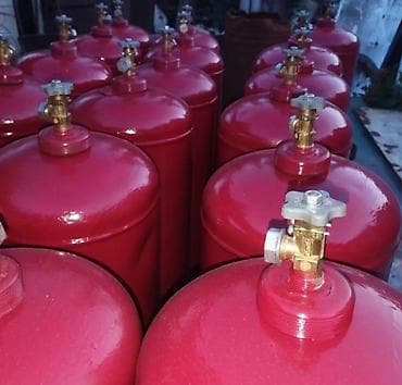Газовые баллоны красного цвета с вентилями - Тип: стальные баллоны