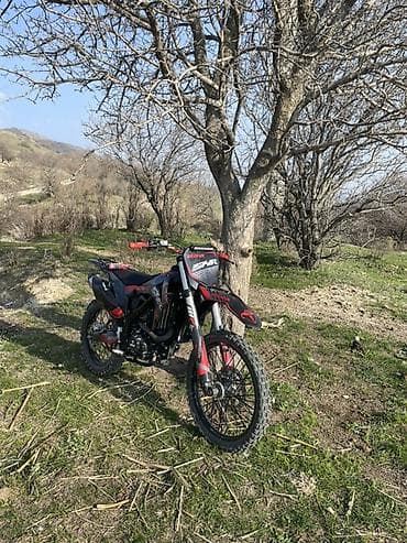 Транспорт: Эндуро-мотоцикл SJR (SJR Racing) черно‑красной расцветки. Основные — 1