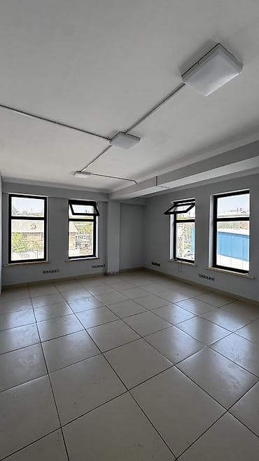 гараж ахунбаева: Сдаётся помещение : 1 кабинет+1 холл по расположению: Улица абая 18/1 — 2