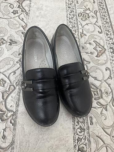 Продаю детскую обувь в хорошем состоянии цены от 300 и 500 сом 1)