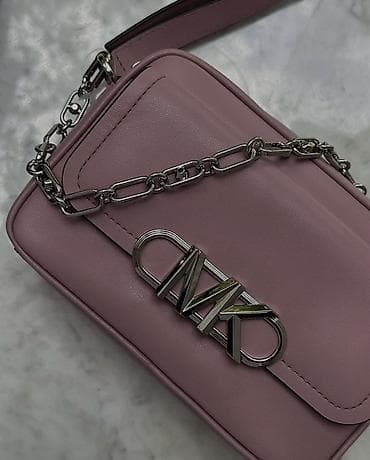 Спецодежда: Сумка-кроссбоди розового пудрового оттенка с фирменной металлической — 3