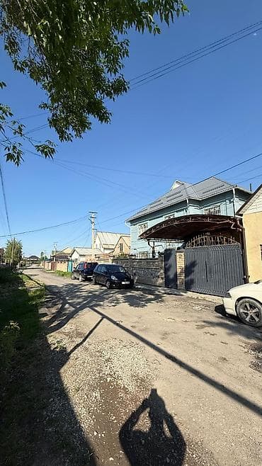 готовые дома в бишкеке: Продаётся просторный дом в ж/м Ак-Орго От Лущихина 100 метров Срочная — 1