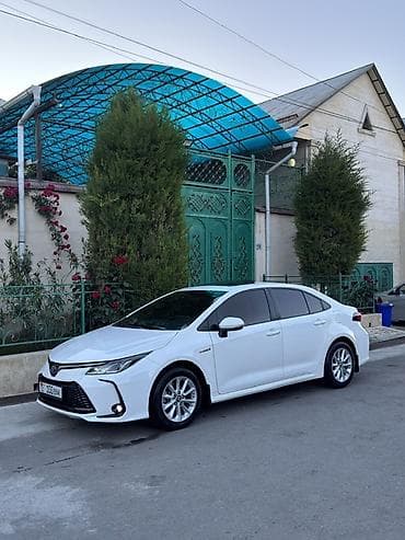 Toyota: Toyota Corolla: 2022 г., 1.8 л, Вариатор, Гибрид, Седан — 1