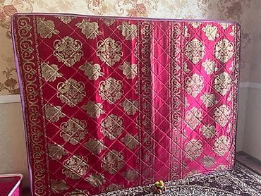 put up: Матрас с ярким узором, оформленный в красно-золотистых тонах. Этот — 1