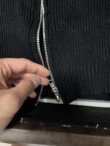 Свитера: Черный вязаный кардиган на молнии Maison Margiela
Размер m — 3