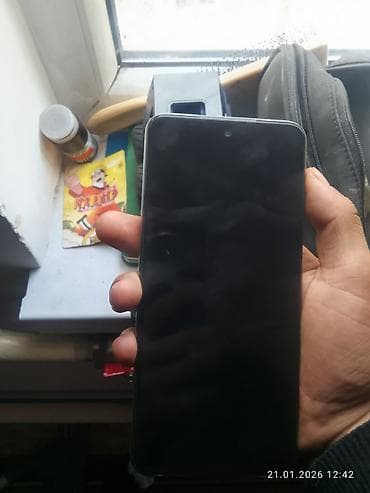 Смартфон с большим безрамочным экраном и центральным отверстием под