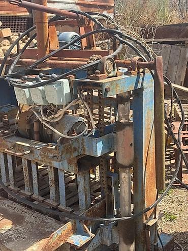 Оборудование для производства: Комплект оборудования для производства стеновых блоков: - Вибропресс — 1