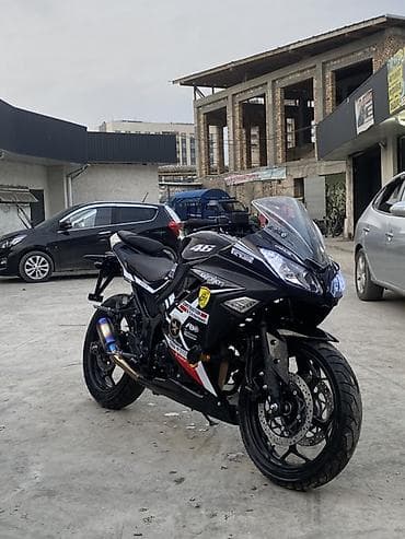 мотоци: Спортивный мотоцикл в обтекателях, черный, с фирменными наклейками и — 1