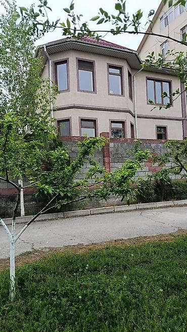 бекер уй: Двухэтажный дом с огороженным участком и коваными воротами угловое — 5