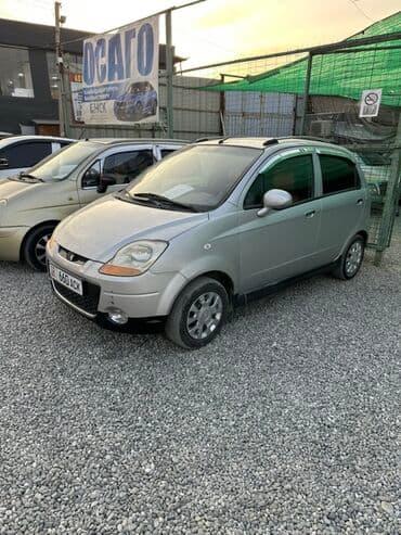 Хэтчбек компакт-класса, 5 дверей, серебристый цвет. Основные