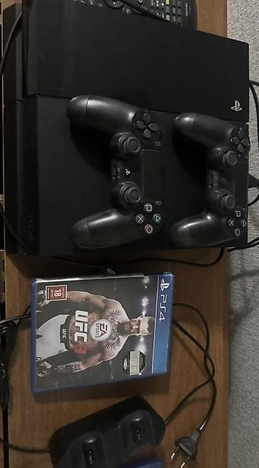 PlayStation 4 (PS4) с комплектом аксессуаров и игрой. В комплекте все — 1