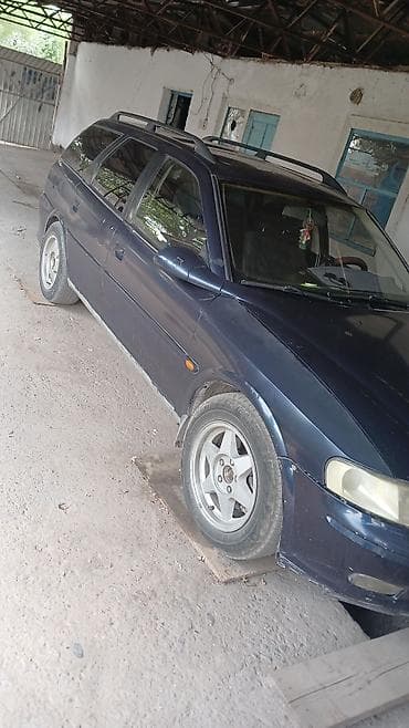 Универсал темно-синего цвета. 5 дверей, вместительный салон и большой