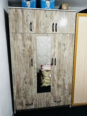 Шкаф-купе/гардероб напольный с зеркальной средней створкой. - — 1