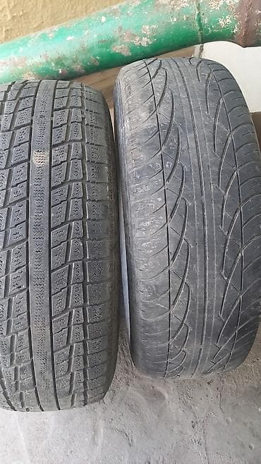 Шины: Пара автомобильных шин разного типа и рисунка протектора: - Левая — 1