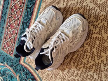 белорусская обувь на широкую ногу: Кроссовки белые, массивного силуэта с сетчатым верхом и накладками из — 2