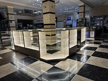 зеркало на подставке: Продаю витрины 🔹 2 прямых витрин 110 см длина 🔹 4 угловые витрины 🔹 — 4