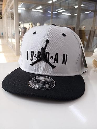 Бейсболки с прямым козырьком, размер 57–58 см (указан на стикере). -