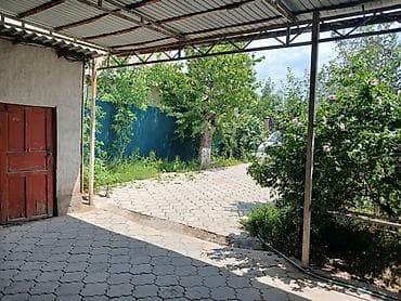 Просторный закрытый двор-участок с зелёным садом и навесом. - Въезд — 6