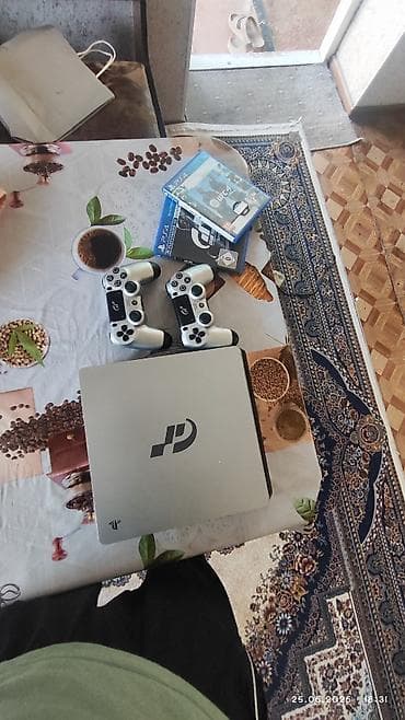Продаю PlayStation 4 slim 1 ТБ в хорошем состоянии и 2 диска подарок