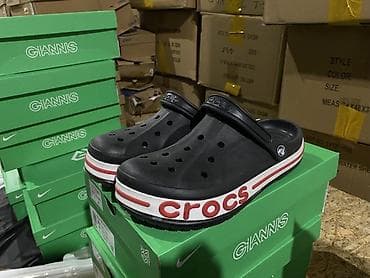 изи кроксы: Клоги Crocs, черные, с массивной подошвой и объемным логотипом “crocs” — 1