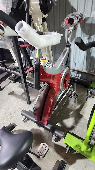 Велотренажер для домашних тренировок с регулируемым сиденьем и рулем